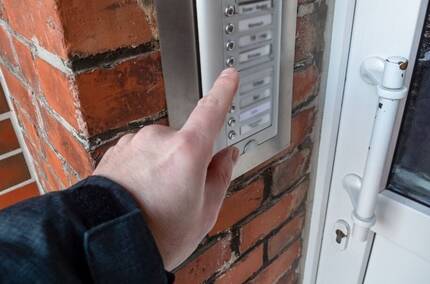 Symbolbild: Warnung vor Haustürgeschäften